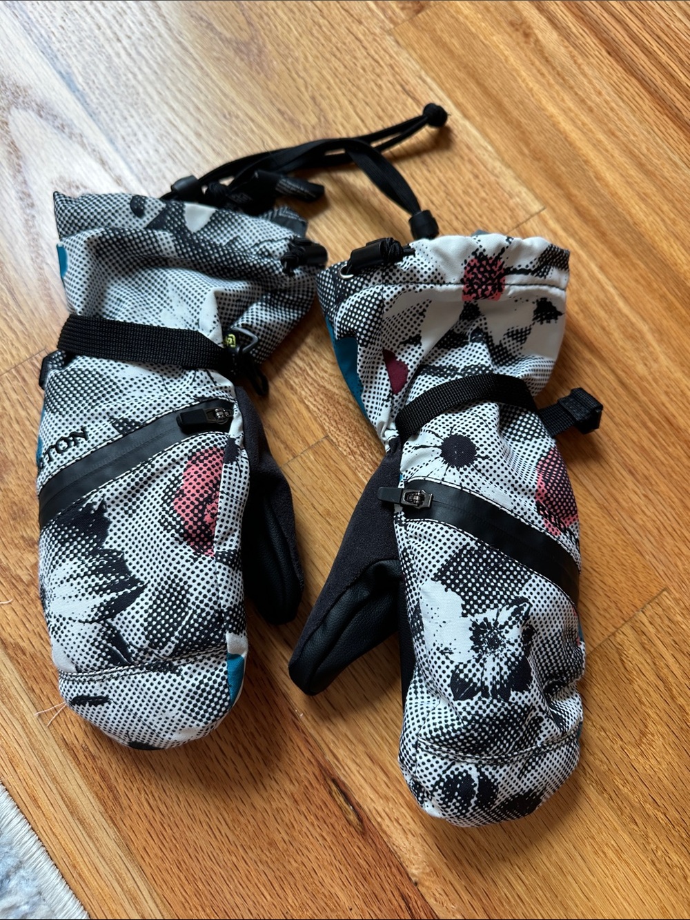Kids Burton Vented pocket ski gloves - size small excellent condition